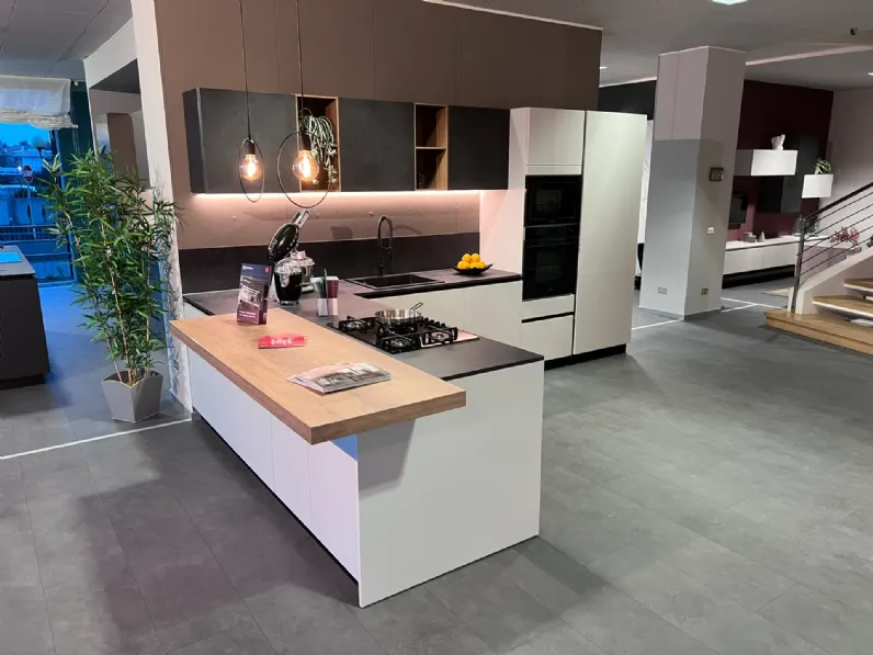 Cucina moderna con penisola Liberamente Scavolini a prezzo scontato
