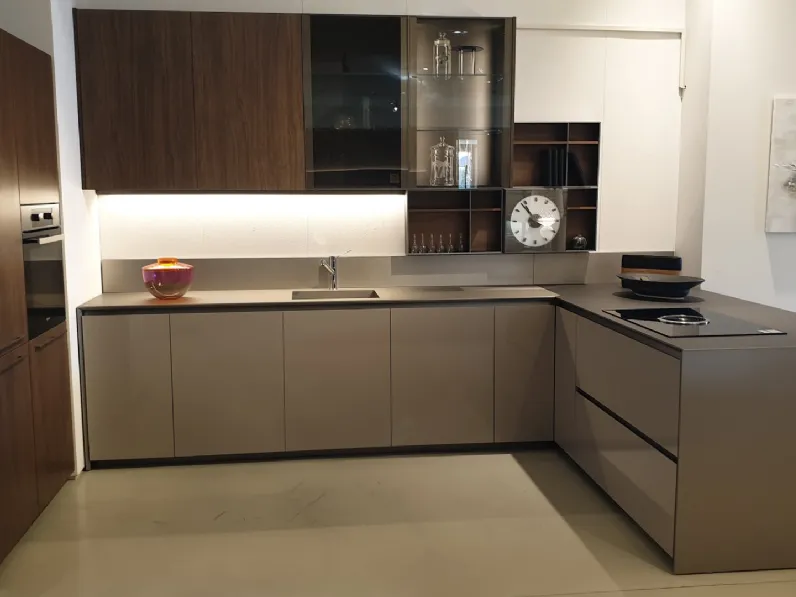 Cucina con penisola in laminato lucido a prezzo ribassato 52%