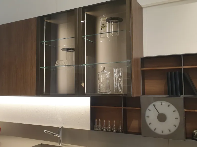 Cucina con penisola in laminato lucido a prezzo ribassato 52%