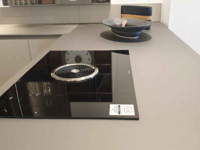 Cucina con penisola in laminato lucido a prezzo ribassato 52%