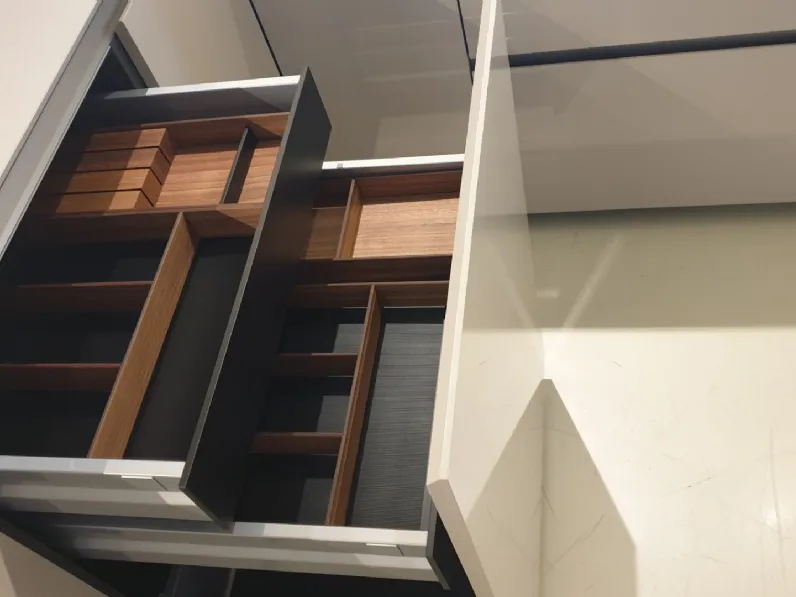 Cucina con penisola in laminato lucido a prezzo ribassato 52%
