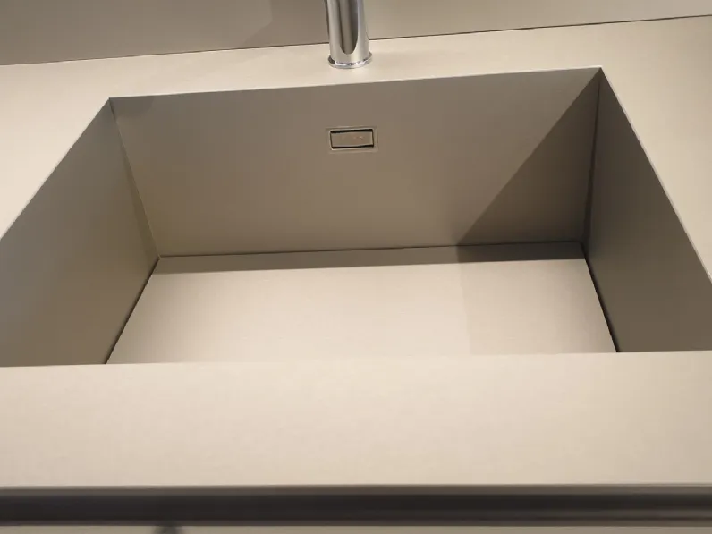 Cucina con penisola in laminato lucido a prezzo ribassato 52%