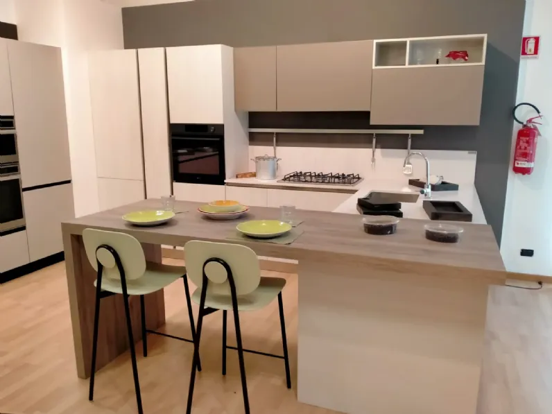 Cucina a prezzo scontato con penisola moderna Round Arredo3