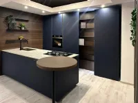 Cucina con isola in vetro blu Alutech  a prezzo ribassato