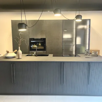 Cucina antracite design con isola Musa Scavolini in offerta