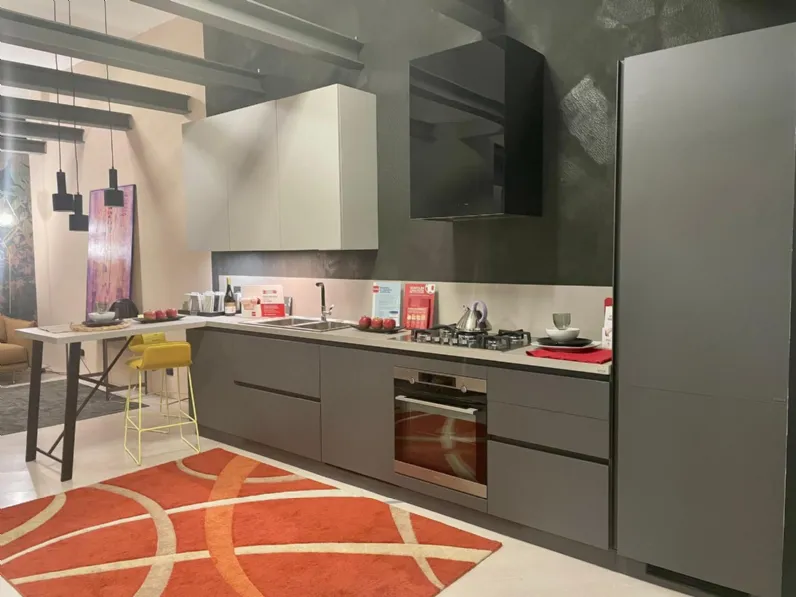 Cucina antracite moderna con penisola Evolution Scavolini