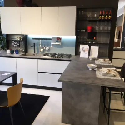 Cucina con penisola in laminato materico bianca Cloe a prezzo scontato