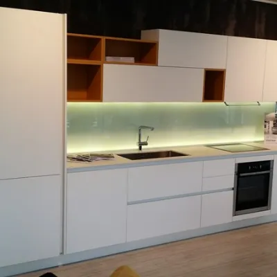 Cucina lineare arredo 3 laminato bianco seta taglio laser top neolith elettrodomestici neff schienale vetro retroilluminato larghezza 378 cm 