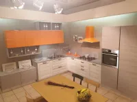 Cucina Arrex moderna ad angolo arancio in laminato materico Fiorella