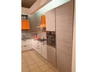 Cucina Arrex moderna ad angolo arancio in laminato materico Fiorella