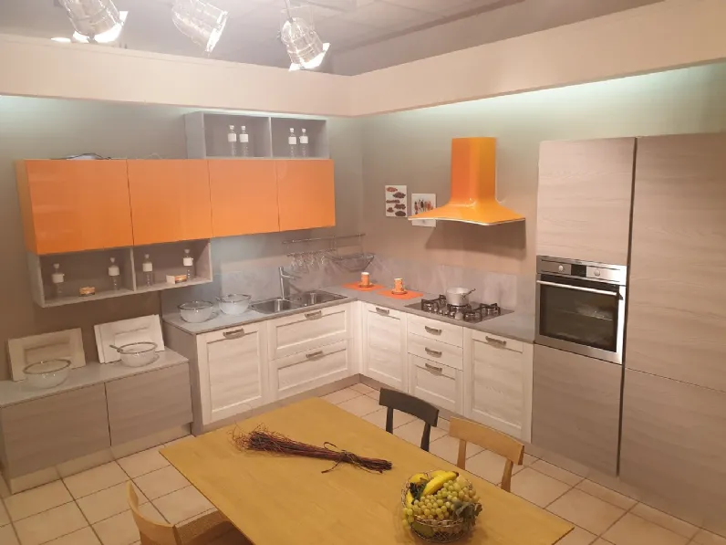 Cucina Arrex moderna ad angolo arancio in laminato materico Fiorella