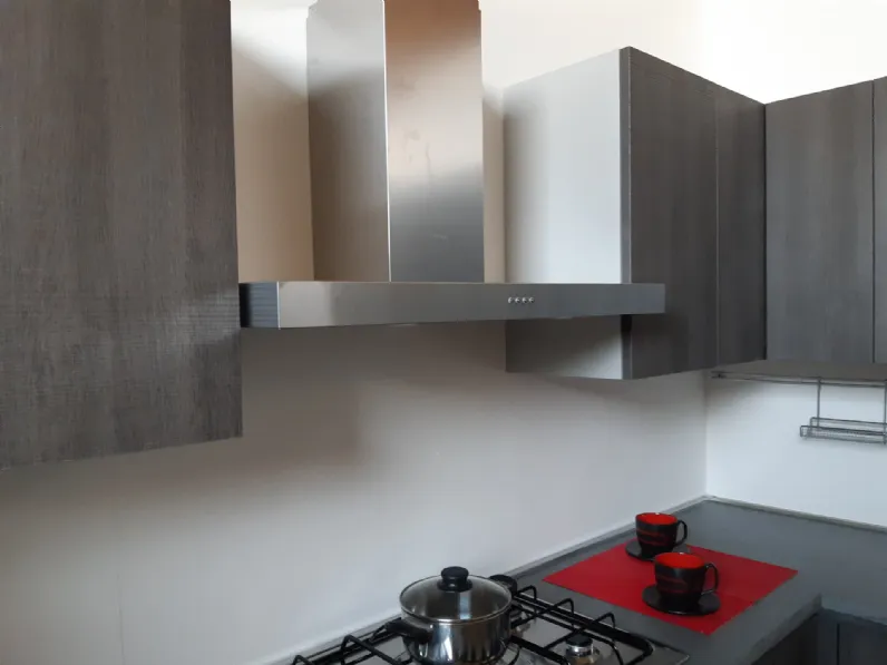 Cucina Arrex moderna ad angolo grigio in laminato materico Melissa