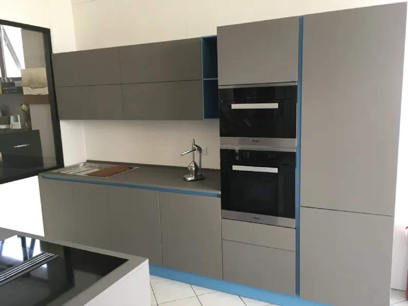 Cucina Arrital cucine moderna con penisola grigio in laminato opaco Ak06