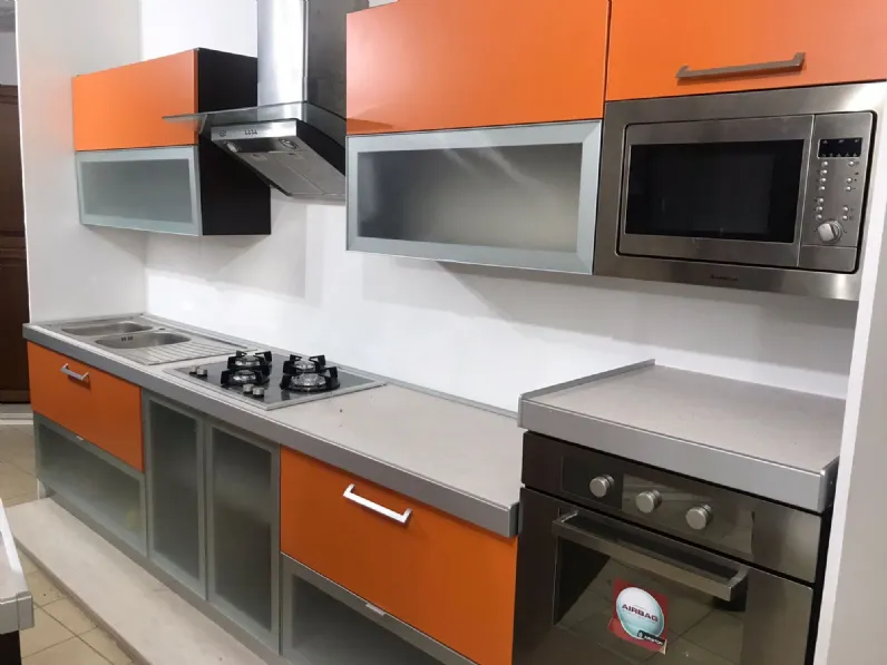 Cucina Assomobili moderna lineare arancio in laminato opaco Cucina