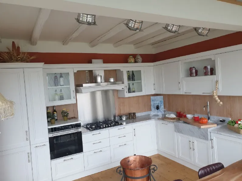 Cucina ad angolo in legno bianca Granducato a prezzo scontato