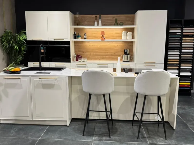 Cucina Miton country con isola bianca in laccata opaco Tes