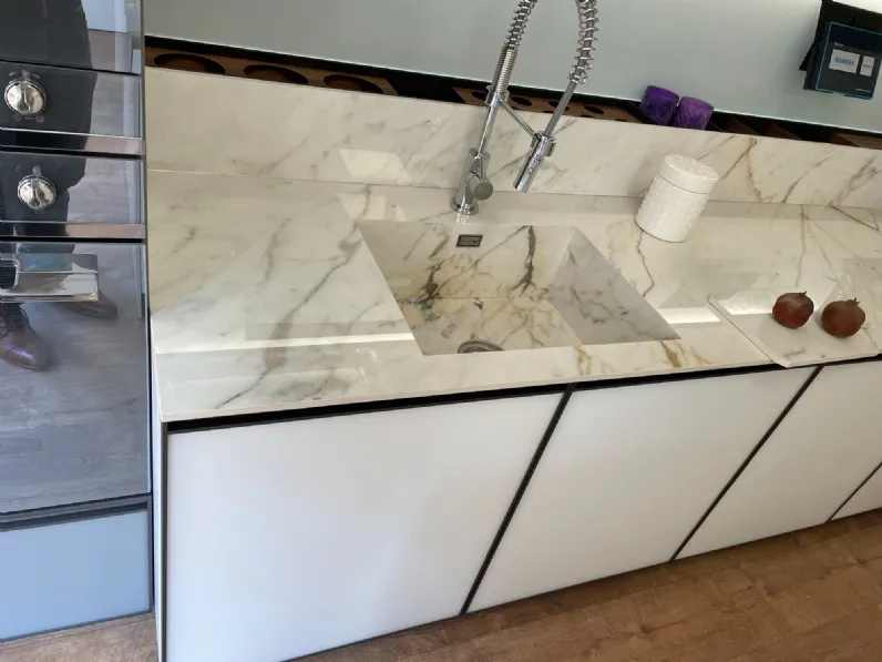 Cucina ad isola design bianca Arredo3 Agin a soli 14831€