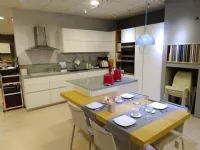 Cucina bianca design ad isola Charisma groove laccato bianco lucido Berloni cucine in Offerta Outlet