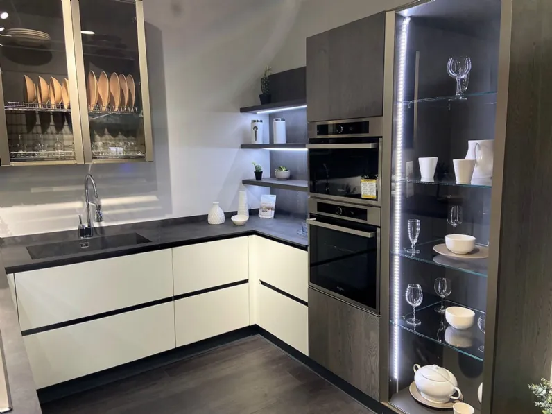 Cucina bianca design con penisola Clover Lube cucine