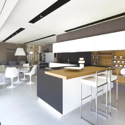 Cucina bianca design con penisola Twelve  Poliform in Offerta Outlet