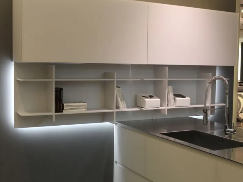 Cucina bianca design lineare Ak04 vetro satinato Arrital in Offerta Outlet