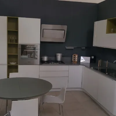 Cucina bianca moderna ad angolo Bring di Stosa cucine in laminato materico