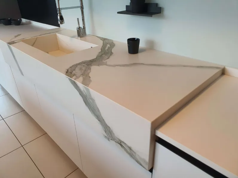 Cucina bianca moderna con isola K3 kali Arredo3 in offerta
