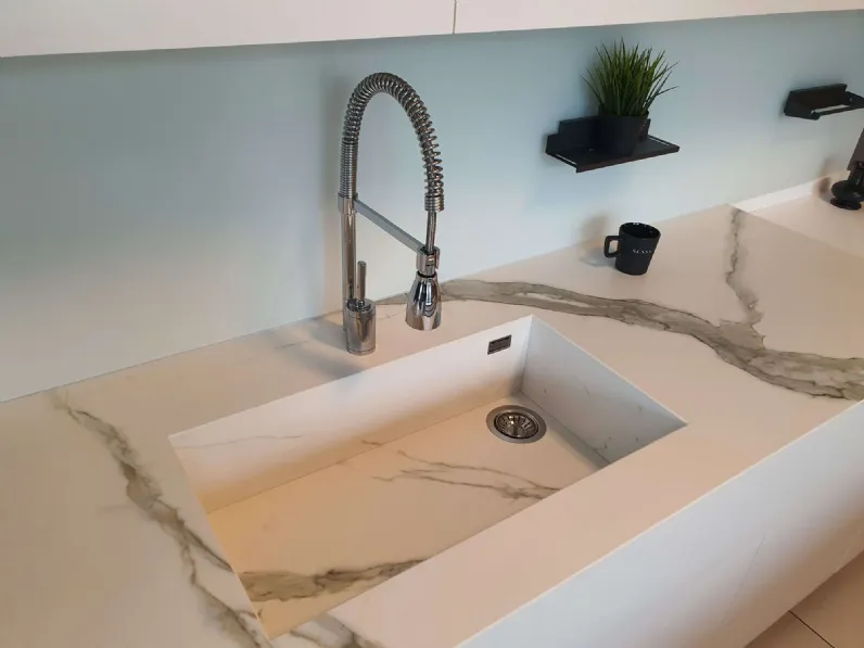 Cucina bianca moderna con isola K3 kali Arredo3 in offerta