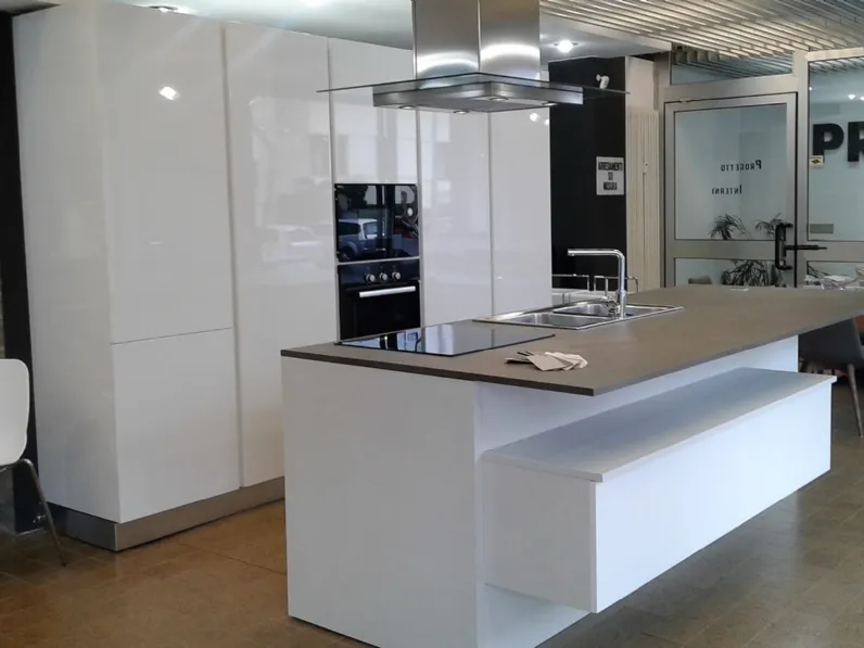 Cucina bianca moderna ad isola ATRA CUCINE modello POLIMERICO LUCIDO di Atra in polimerico lucido
