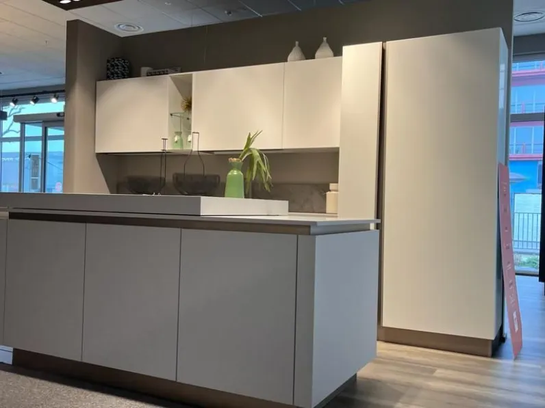 Cucina moderna ad isola Febal in offerta. Design bianco chic.