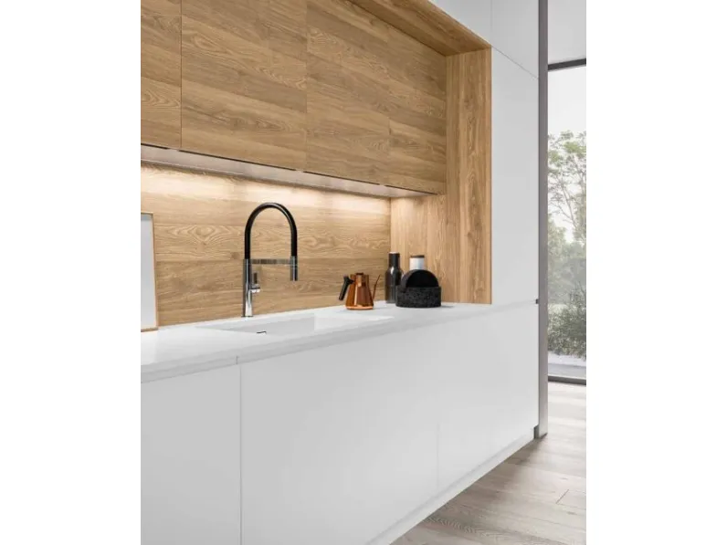 Cucina con isola in laccata opaco bianca J22 a prezzo ribassato