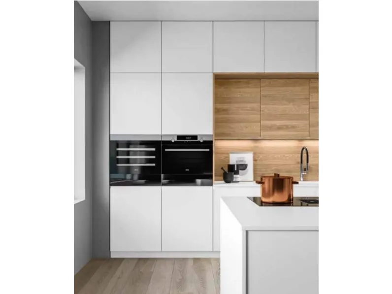 Cucina con isola in laccata opaco bianca J22 a prezzo ribassato