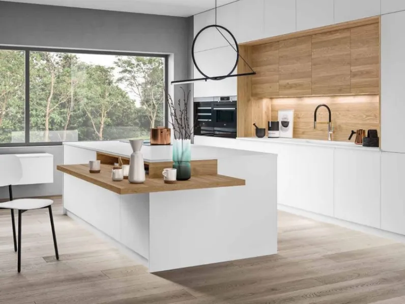 Cucina con isola in laccata opaco bianca J22 a prezzo ribassato
