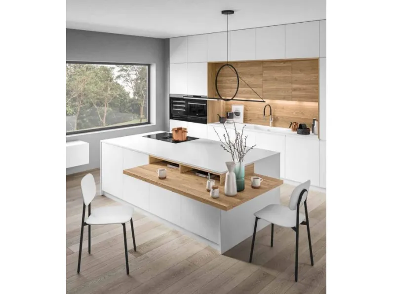 Cucina con isola in laccata opaco bianca J22 a prezzo ribassato