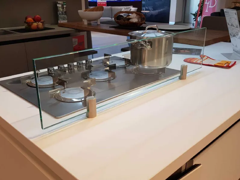 Cucina bianca moderna ad isola Kali' senza elettrodomestici e personalizzabile Arredo3