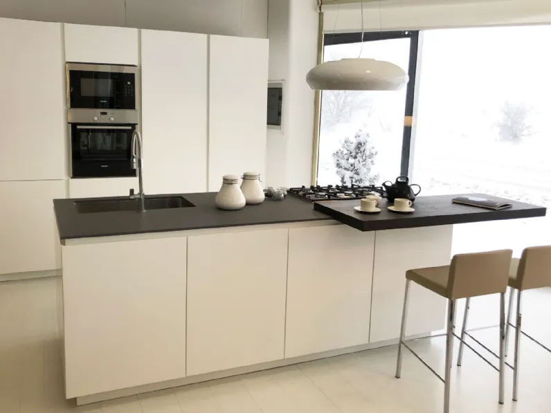 Cucina bianca moderna ad isola Materika laccato Pedini cucine in Offerta Outlet