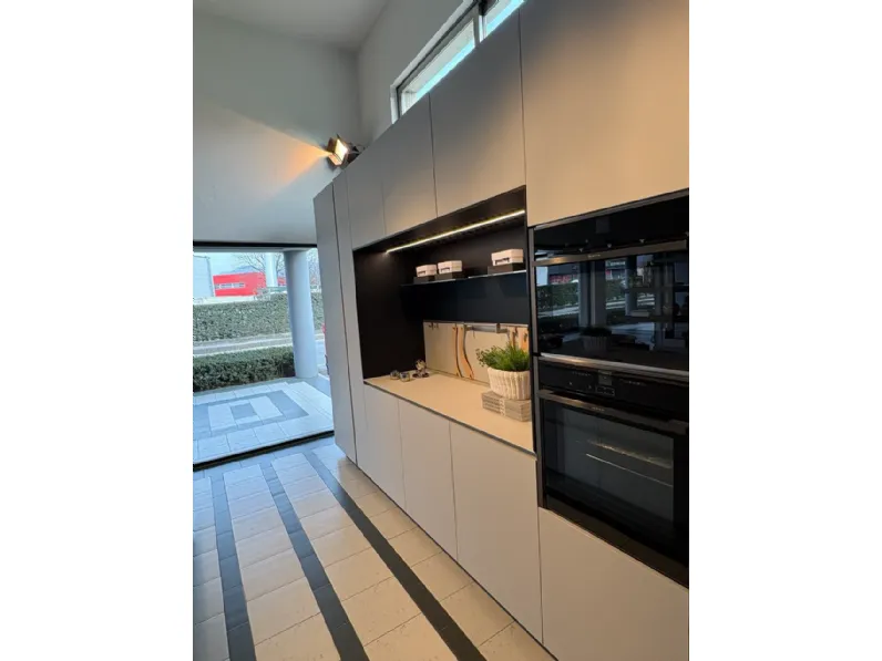 Cucina con isola in laminato materico a prezzo ribassato 40%