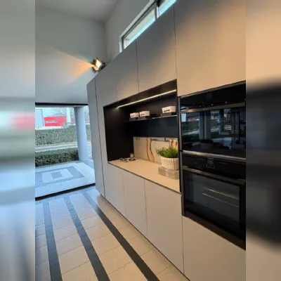 Cucina con isola in laminato materico a prezzo ribassato 40%