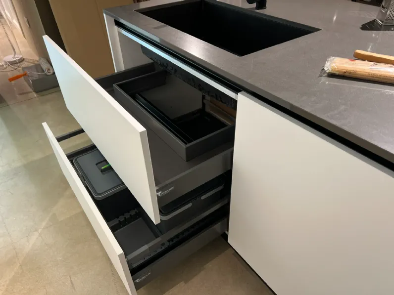 Cucina  pop moderna bianca Mobilturi con isola scontata 61%