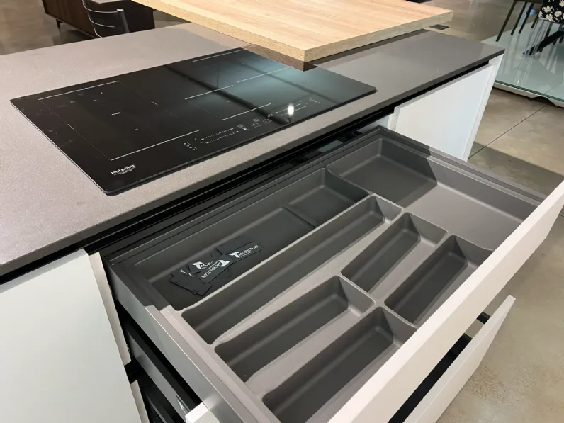 Cucina  pop moderna bianca Mobilturi con isola scontata 61%