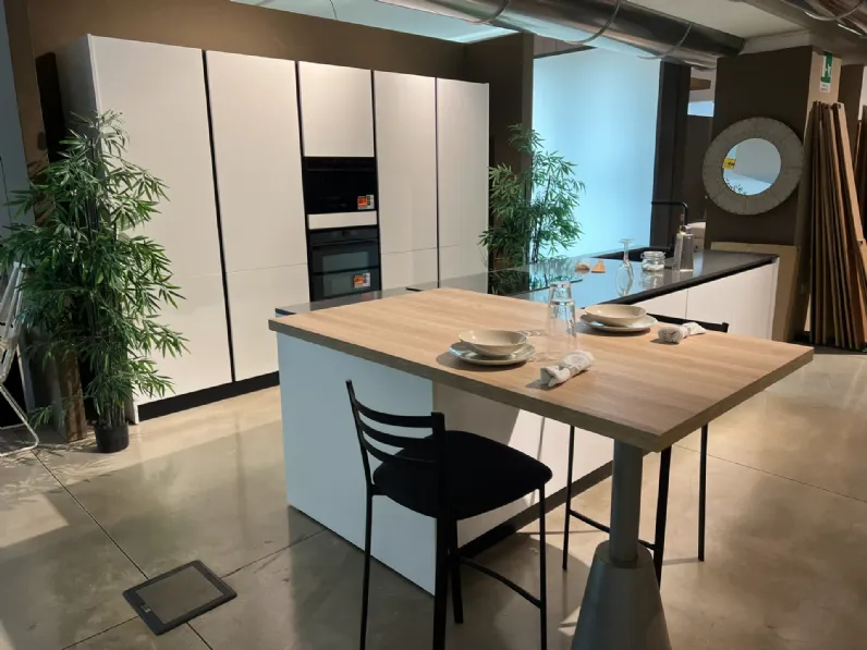 Cucina  pop moderna bianca Mobilturi con isola scontata 61%
