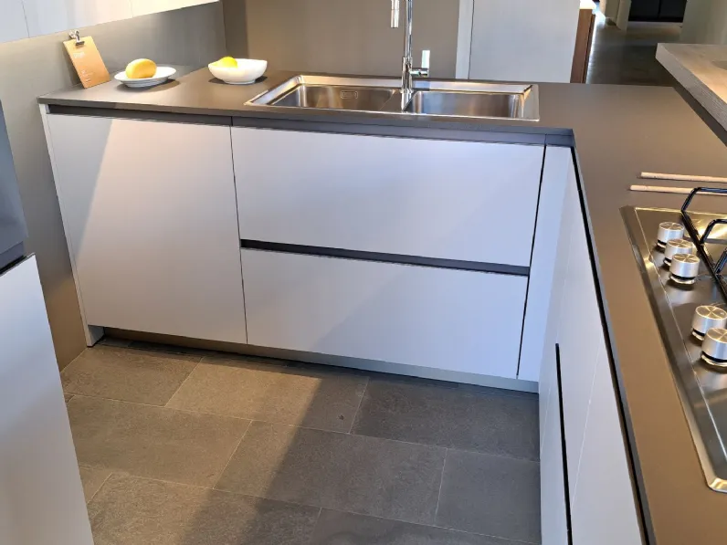 Cucina bianca moderna con penisola Joy Snaidero in offerta