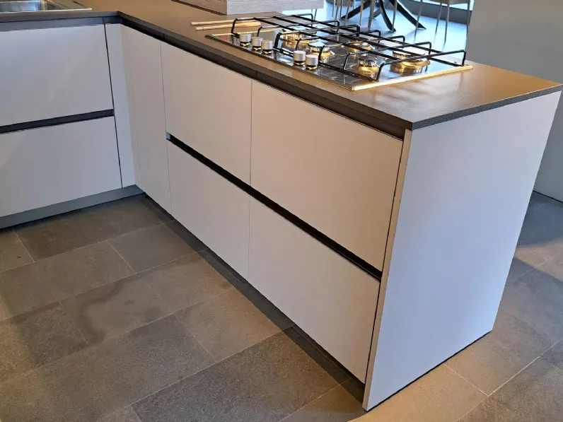 Cucina bianca moderna con penisola Joy Snaidero in offerta
