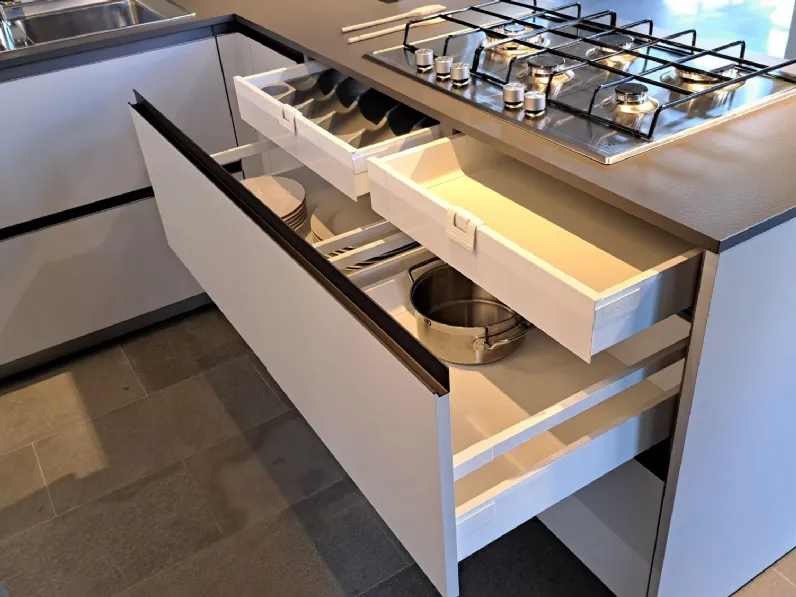 Cucina bianca moderna con penisola Joy Snaidero in offerta