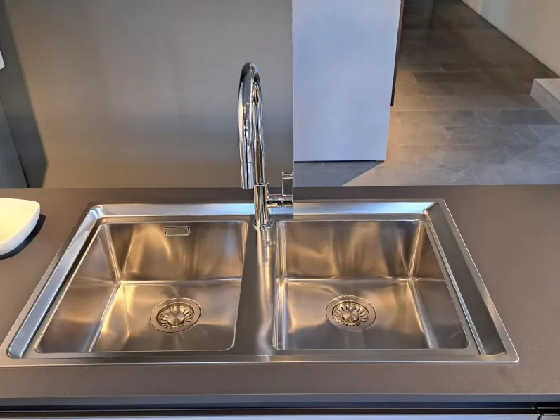 Cucina bianca moderna con penisola Joy Snaidero in offerta