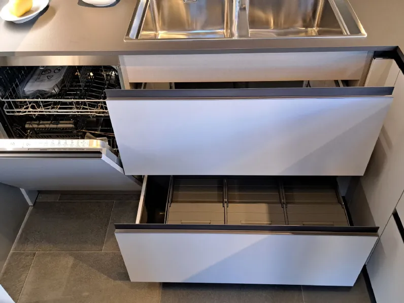 Cucina bianca moderna con penisola Joy Snaidero in offerta