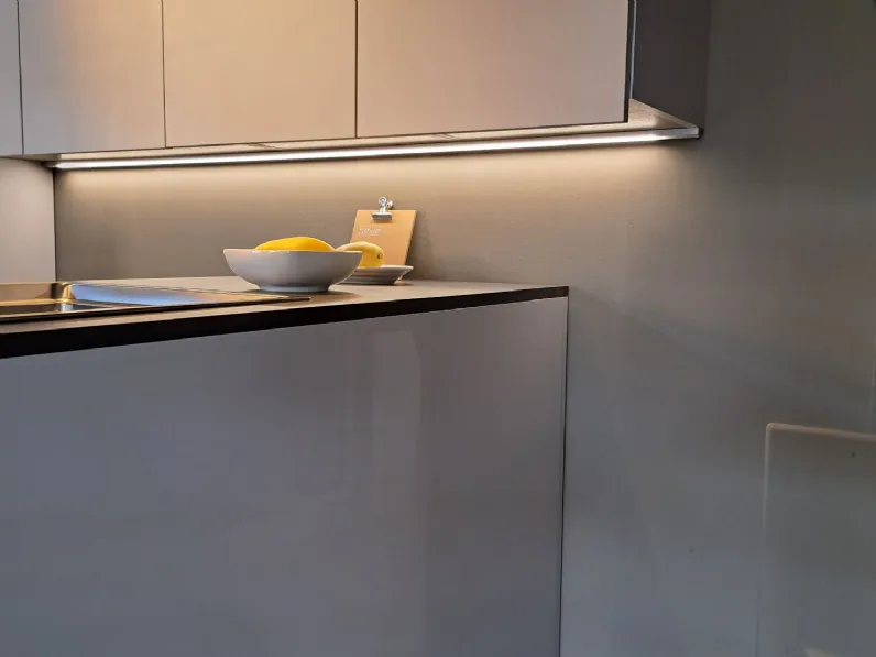 Cucina bianca moderna con penisola Joy Snaidero in offerta