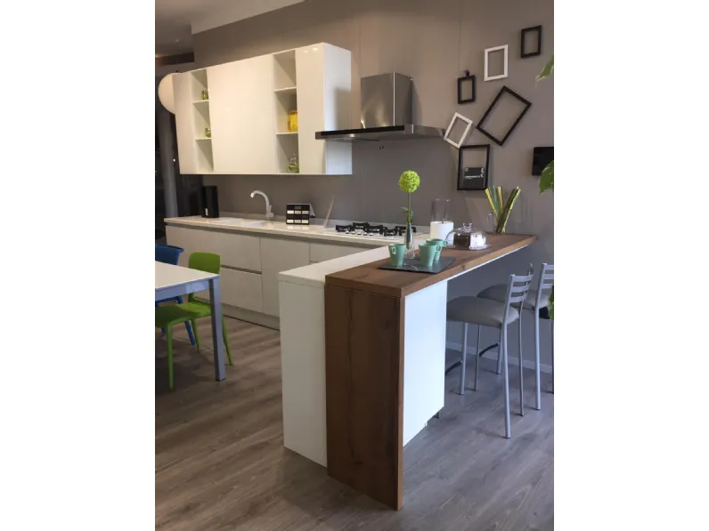 Cucina bianca moderna con penisola Liberamente Scavolini in Offerta Outlet