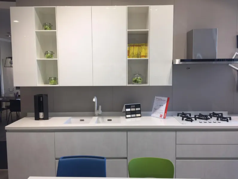 Cucina bianca moderna con penisola Liberamente Scavolini in Offerta Outlet