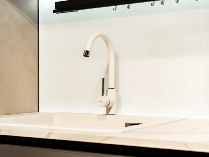Cucina bianca moderna con penisola Aran Mia a soli 10700 Euro